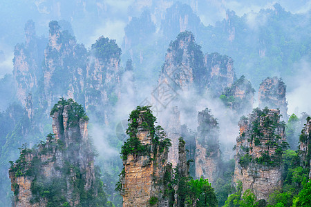 中国著名的旅游景点张家界石柱崖山雾云中,湖南武陵源,中国张家界山脉,中国背景图片