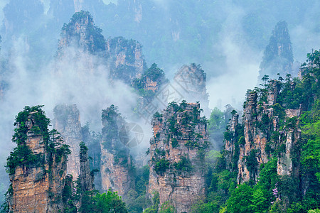 中国著名的旅游景点张家界石柱崖山雾云中,湖南武陵源,中国张家界山脉,中国背景图片