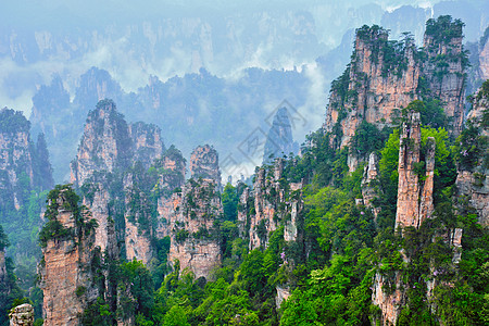 中国著名的旅游景点张家界石柱崖山雾云中,湖南武陵源,中国张家界山脉,中国背景图片