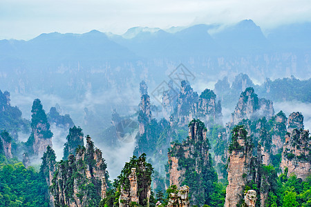 中国著名的旅游景点张家界石柱崖山雾云中,湖南武陵源,中国张家界山脉,中国背景图片