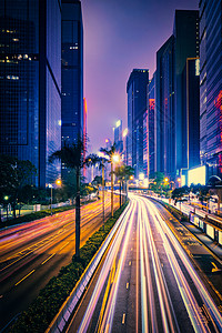 香港夜间的街道交通写字楼摩天大楼高速公路上繁忙的交通,车辆模糊,小径轻盈中国香港香港夜间的街道交通背景图片