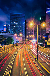 香港夜间的街道交通写字楼摩天大楼高速公路上繁忙的交通,车辆模糊,小径轻盈中国香港香港夜间的街道交通图片