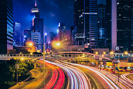 香港夜间的街道交通写字楼摩天大楼高速公路上繁忙的交通,车辆模糊,小径轻盈中国香港香港夜间的街道交通背景图片