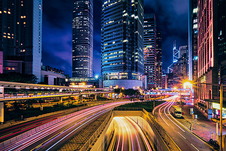 香港夜间的街道交通写字楼摩天大楼高速公路上繁忙的交通,车辆模糊,小径轻盈中国香港香港夜间的街道交通背景图片