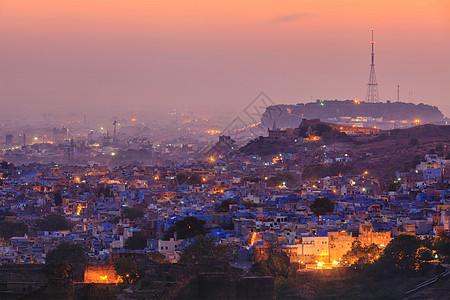 黄昏的黄昏中,Jodhpur又称蓝色城市,因为梅兰加尔堡周围生动的蓝色布雷明房屋乔杜尔,拉贾斯坦邦黄昏时乔德普尔的鸟图片