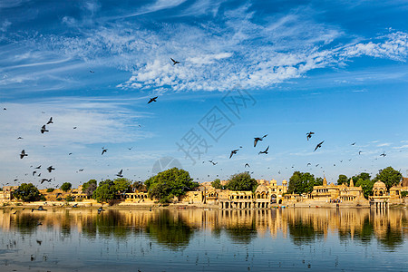 印度旅游地标加迪传奇人工湖与鸽子天空贾萨尔默,拉贾斯坦邦,印度印度地标加迪传奇拉贾斯坦邦图片
