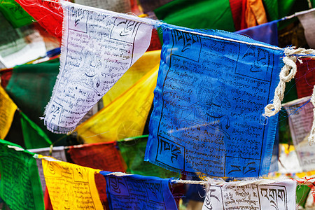 佛教祈祷Lungta与OmManiPadmeHum佛教咒语祈祷莱赫,拉达克,查谟克什米尔,佛教祈祷图片