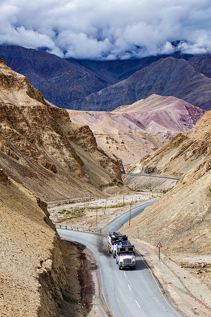 卡车蓄水池燃料油罐车NH1SrinarLeh国道喜马拉雅山拉达克,卡车喜马拉雅山的高速公路上图片