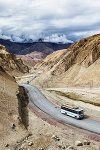 喜马拉雅山nh1SrinarLeh国道的客车拉达克,喜马拉雅山高速公路上的客车拉达克,图片