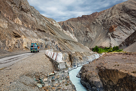 喜马拉雅山nh1SrinarLeh国道上的卡车拉达克,卡车喜马拉雅山的高速公路上拉达克,图片