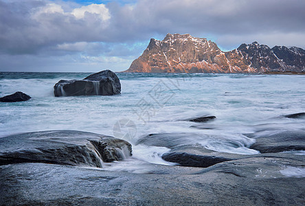 冬季挪威海峡湾海滩上的岩石雪乌塔克利夫海滩,洛芬岛,挪威挪威峡湾海滩图片