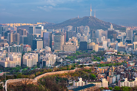 首尔市中心城市景观南山首尔塔的鸟瞰日落仁旺山韩国首尔韩国日落时的首尔天际线图片