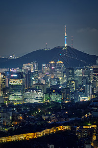 首尔市中心的城市景观照明与灯南山首尔塔傍景色英旺山韩国首尔韩国夜首尔天际线图片