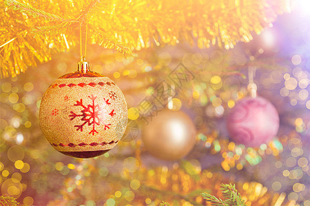 诞节庆祝节日背景诞树装饰装饰的诞树上,用模糊的灯光波基科皮斯诞树装饰装饰的诞树上图片
