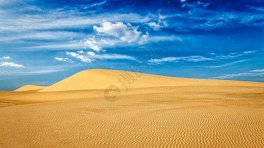 日出时沙漠中白色沙丘的全景,梅恩,越南日出时沙漠沙丘图片