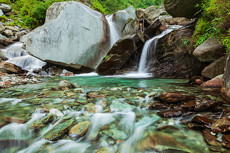 瀑布瀑布Bhagsu,印度河川邦用偏光镜过滤器巴格苏瀑布Bhagsu,印度河川邦图片