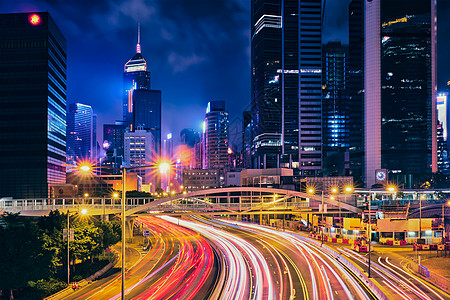 香港夜间的街道交通写字楼摩天大楼高速公路上繁忙的交通,车辆模糊,小径轻盈中国香港香港夜间的街道交通背景图片