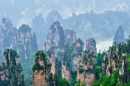 中国著名的旅游景点张家界石柱崖山雾云中,湖南武陵源,中国张家界山脉,中国背景图片