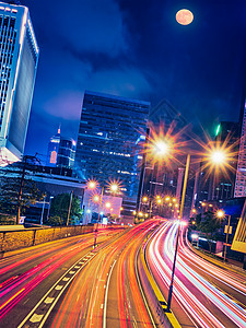 香港夜间的街道交通写字楼摩天大楼高速公路上繁忙的交通,车辆模糊,小径轻盈中国香港香港夜间的街道交通图片