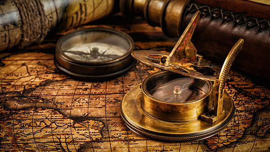 旅行地理导航背景旧复古罗盘的全景与日晷,间谍璃绳子古代世界古上的老式指南针图片