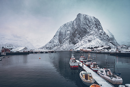 码头与船只哈莫伊渔村的洛福滕岛,挪威与红色罗布房屋下雪了挪威洛福滕岛的汉诺伊渔村背景图片