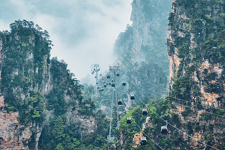 中国著名的旅游景点张家界石柱崖山雾云中,缆车湖南武陵源,中国带着相机锅张家界山脉,中国背景图片