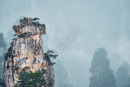 中国著名的旅游景点张家界石柱崖山雾云中,湖南武陵源,中国张家界山脉,中国图片