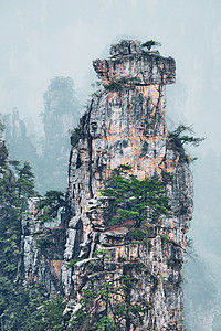 中国著名的旅游景点张家界石柱崖山雾云中,湖南武陵源,中国张家界山脉,中国背景图片