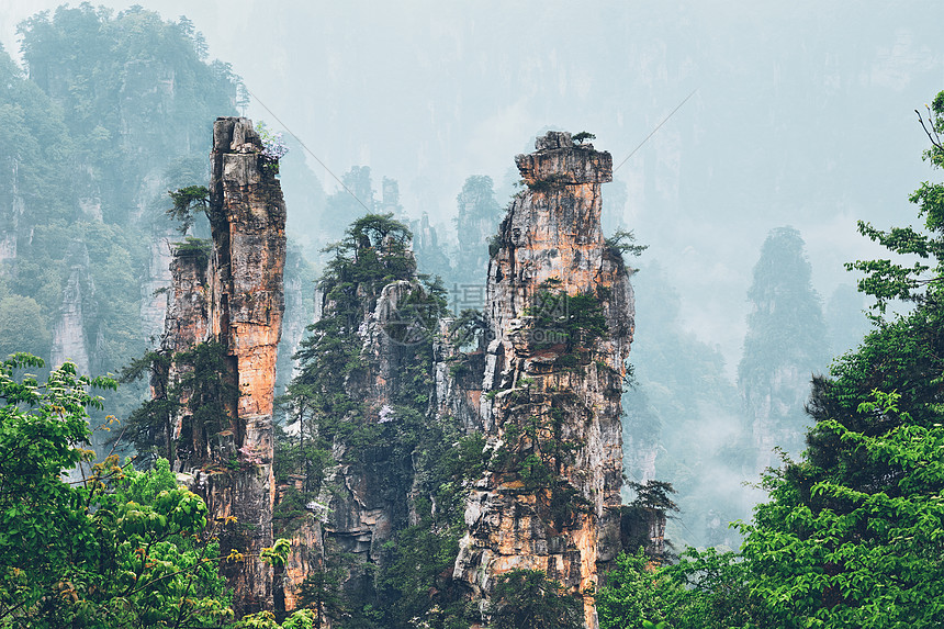 中国著名的旅游景点张家界石柱崖山雾云中,湖南武陵源,中国张家界山脉,中国图片