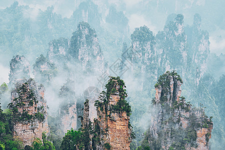 中国著名的旅游景点张家界石柱崖山雾云中,湖南武陵源,中国张家界山脉,中国背景图片