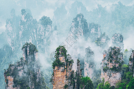 中国著名的旅游景点张家界石柱崖山雾云中,湖南武陵源,中国张家界山脉,中国背景图片