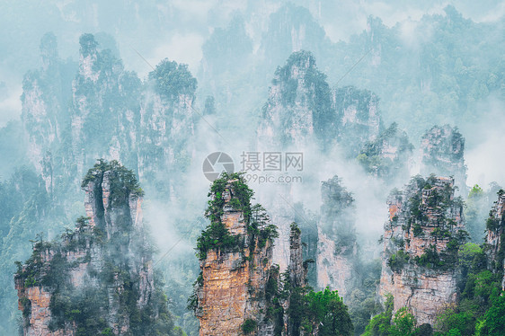 中国著名的旅游景点张家界石柱崖山雾云中,湖南武陵源,中国张家界山脉,中国图片