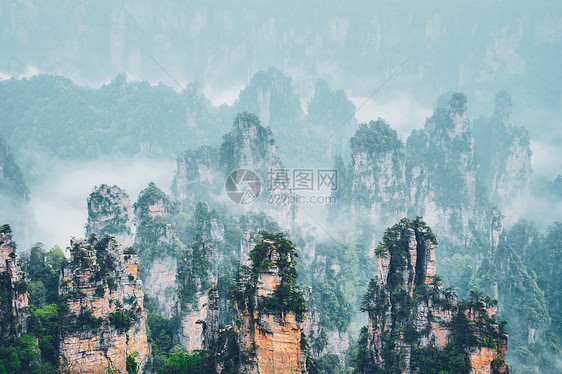 中国著名的旅游景点张家界石柱崖山雾云中,湖南武陵源,中国张家界山脉,中国图片