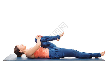 哈他瑜伽的女人,阿达帕万穆克塔萨纳膝盖胸部的姿势伸展回白色背景哈他瑜伽的女人阿达帕万穆克塔桑图片