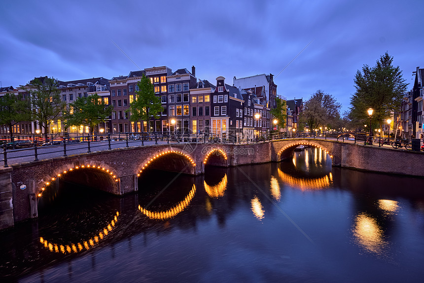 黄昏时分,鹿特丹城市景观的夜景与运河桥梁中世纪的房屋照亮荷兰阿姆斯特丹鹿特丹运河,桥梁中世纪的房子晚上图片