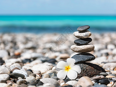 禅宗冥想水疗放松背景平衡的石头堆叠与弗兰吉帕尼李子花海边禅宗平衡石堆与梅花图片