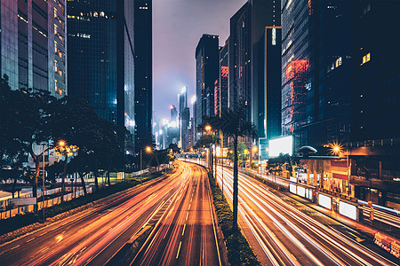 香港夜间的街道交通写字楼摩天大楼高速公路上繁忙的交通,车辆模糊,小径轻盈中国香港香港夜间的街道交通背景图片