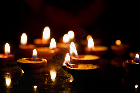 迪瓦利点燃石油蜡烛,印度印度迪瓦利灯图片