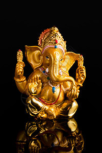加尼莎雕像孤立黑色背景与反射白色的Ganesha雕像图片
