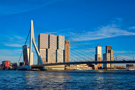 鹿特丹城市景观与伊拉斯谟桥尼乌韦马斯河日落荷兰荷兰鹿特丹城市景观图片
