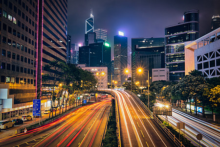 香港夜间的街道交通写字楼摩天大楼高速公路上繁忙的交通,车辆模糊,小径轻盈中国香港香港夜间的街道交通背景图片