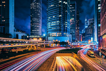 香港夜间的街道交通写字楼摩天大楼高速公路上繁忙的交通,车辆模糊,小径轻盈中国香港香港夜间的街道交通背景图片