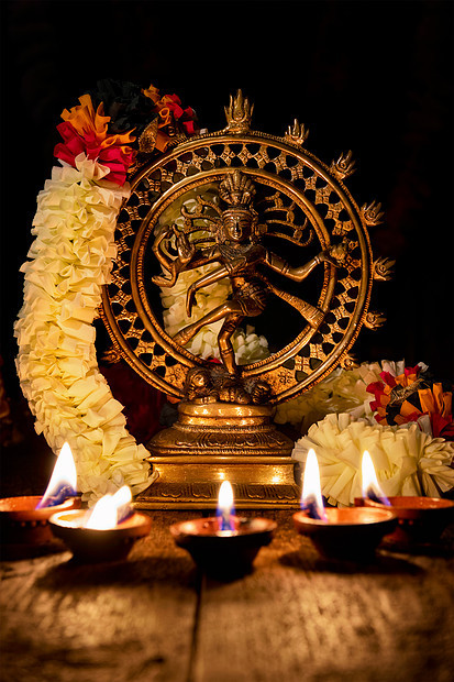 马哈沙瓦拉特里迪瓦利湿瓦纳塔拉贾雕像与迪瓦利灯油吉蜡烛,印度湿婆纳塔拉加与迪瓦利灯图片