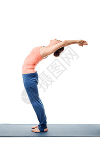 美丽的运动适合女练西万安姆达瑜伽阿努维塔萨纳站立背部弯曲姿势隔离白色运动健康的女人练瑜伽阿努维塔萨纳图片