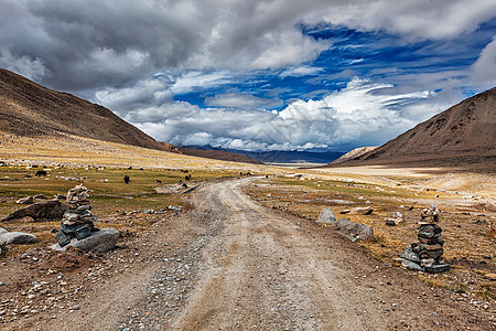 喜马拉雅山上的道路上石头凯恩斯拉达克,喜马拉雅山的土路图片