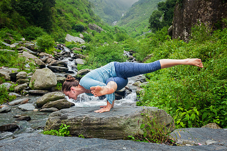 轻的运动健康的妇女瑜伽阿萨纳,埃卡帕达,昆迪尼亚萨纳1热带瀑布热带瀑布瑜伽的女人图片