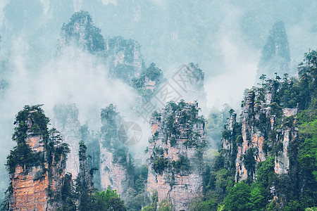 中国著名的旅游景点张家界石柱崖山雾云中,湖南武陵源,中国张家界山脉,中国背景图片