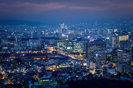 首尔市中心的城市景观照明与灯京博贡宫晚上的景色宁王山韩国首尔韩国夜首尔天际线图片