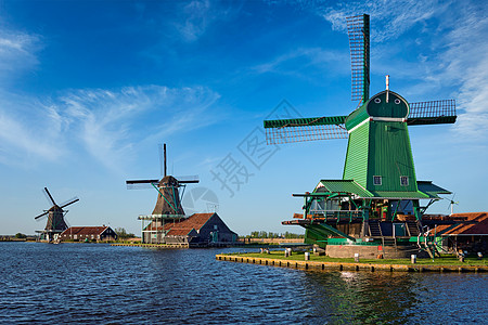 百年历史荷兰著名的旅游景点ZaanseSchans的荷兰乡村兰斯克风磨坊Zaandam,荷兰日落时荷兰的赞斯山的风车赞丹姆背景