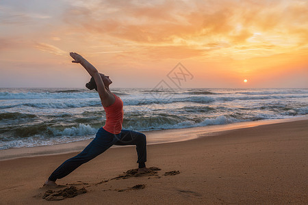 哈他瑜伽的女人,阿莎娜,维拉布哈德拉萨娜,,海边的日落喀拉拉邦,印度女人瑜伽阿莎娜Virabhadra图片